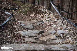 Der letzte Downhill hinab in Richtung Ziel könnte bei matschigen Bedingungen etwas rutschig werden