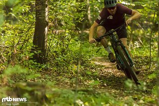 In langgezogenen, schnellen Kurven klebt das Bike auf dem Boden und lässt sich aggressiv durch diese manövrieren In langgezogenen, schnellen Kurven klebt das Bike auf dem Boden und lässt sich aggressiv durch diese manövrieren