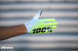 Die 100% Ridefit Gloves werden per Klettverschluss geschlossen und schlagen mit einem Preis von 29,50 € zu Buche.