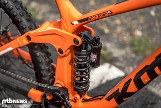 Das Heck wird von einem RockShox Super Deluxe Coil kontrolliert Das Heck wird von einem RockShox Super Deluxe Coil kontrolliert