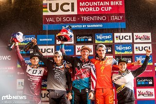 Das Podium der Herren: Loris Vergier (4.), Amaury Pierron (2.), Aaron Gwin (1.), Loïc Bruni (3.) und Troy Brosnan (5.)