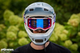 Zwei Mal nach rechts gewischt: it's a Match! – in den POC Coron passt die Goggle hervorragend. Zwei Mal nach rechts gewischt: it's a Match! – in den POC Coron passt die Goggle hervorragend.