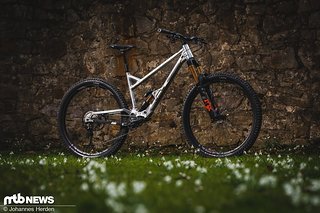 Das Crossworx Dash 29 besteht aus dem wunderbaren Werkstoff Aluminium, verfügt über 155 mm Federweg am Heck und einige feine Details.