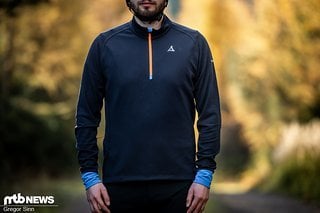 Das 100 € teure Schöffel-Trikot ist dick gefüttert, verfügt über einen Reißverschluss und eine Tasche sowie sogar ein Brillenputztuch.