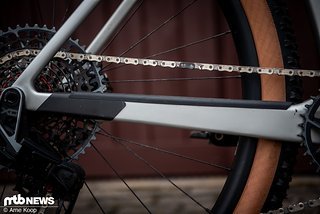 Die Kettenstreben des Bikes wurden auf Komfort getrimmt und kommen deutlich dünner daher (von oben betrachtet, hier schwer ersichtlich). Die Kettenstreben des Bikes wurden auf Komfort getrimmt und kommen deutlich dünner daher (von oben betrachtet, hier schwer ersichtlich).