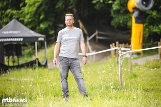 Thomas checkt die Lage für die Fotos der Downhiller – jetzt müsst ihr euch nur noch ein Fahrrad dazudenken.