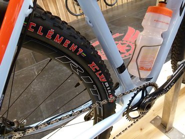 Clement, bekannt für ihre Cyclocrossreifen, probiert sich auch schon länger im 29 Format. Schnell für harte Böden präsentiert sich der LXV, benannt nach dem Flughafencode von Leadville. Ein Schelm wäre, wer dabei an 100 Meilen denkt. Clement, bekannt für ihre Cyclocrossreifen, probiert sich auch schon länger im 29 Format. Schnell für harte Böden präsentiert sich der LXV, benannt nach dem Flughafencode von Leadville. Ein Schelm wäre, wer dabei an 100 Meilen denkt.