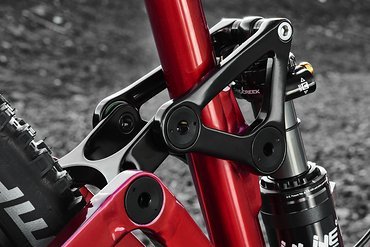 Langfristigen Spaß garantieren die werksseitig montierten, vollkugeligen Edelstahllager von Endurobearings. An allen Drehpunkten werden Lagerbolzen aus hochfestem Aluminium mit unempfndlichen Regelgewinden eingesetzt, die gleichzeitig die Lager abdeckt. Langfristigen Spaß garantieren die werksseitig montierten, vollkugeligen Edelstahllager von Endurobearings. An allen Drehpunkten werden Lagerbolzen aus hochfestem Aluminium mit unempfndlichen Regelgewinden eingesetzt, die gleichzeitig die Lager abdeckt.