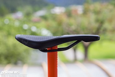 Die höher liegende Sattelnase soll eine gute Kontrolle des Bikes garantieren, während die Bewegungsfreiheit durch die niedriger liegende Sitzfläche gegeben ist Die höher liegende Sattelnase soll eine gute Kontrolle des Bikes garantieren, während die Bewegungsfreiheit durch die niedriger liegende Sitzfläche gegeben ist
