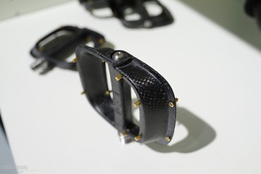 Die Pins sind so designt, dass sie leicht abreißen und das Carbon nicht beschädigen. Die Pins sind so designt, dass sie leicht abreißen und das Carbon nicht beschädigen.