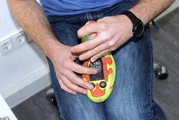 Fast immer muss das Cleat mit den hinteren Gewinden bis zum Anschlag zurück gezogen werden, um die richtige Einstellung zu finden. Fast immer muss das Cleat mit den hinteren Gewinden bis zum Anschlag zurück gezogen werden, um die richtige Einstellung zu finden.