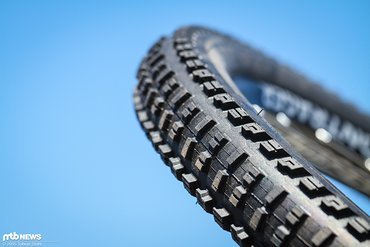 Das Profil des SE5 ist an sich vom G5 bekannt und soll mit 61a / 50a Gummimischung hervorragenden Grip bieten Das Profil des SE5 ist an sich vom G5 bekannt und soll mit 61a / 50a Gummimischung hervorragenden Grip bieten