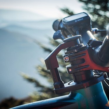 Diese Konstruktion reduziert das flattrige Lenkergefühl, das jeder von uns kennt, der schonmal auf dem Trail eine Hand vom Lenker genommen hat Diese Konstruktion reduziert das flattrige Lenkergefühl, das jeder von uns kennt, der schonmal auf dem Trail eine Hand vom Lenker genommen hat