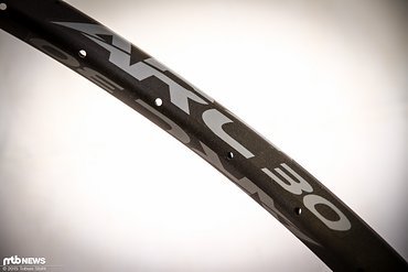 Die Aluminiumfelgen sind tubeless ready und werden in 24, 27 und 30 mm Innenbreite angeboten Die Aluminiumfelgen sind tubeless ready und werden in 24, 27 und 30 mm Innenbreite angeboten