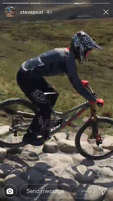 Luca Shaw und seine beiden Teamkollegen haben das neue Santa Cruz V10 29 bereits ausgiebig in Fort William getestet Luca Shaw und seine beiden Teamkollegen haben das neue Santa Cruz V10 29 bereits ausgiebig in Fort William getestet