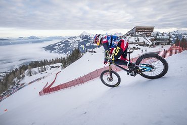 ... geht es an den Start der wohl härtesten Ski-Abfahrt der Welt ... geht es an den Start der wohl härtesten Ski-Abfahrt der Welt