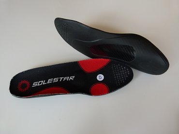Die SOLESTAR Control Road Einlage, man erkennt deutlich das Stabilisationsdreieck und den Black Fiber Kern. Die SOLESTAR Control Road Einlage, man erkennt deutlich das Stabilisationsdreieck und den Black Fiber Kern.