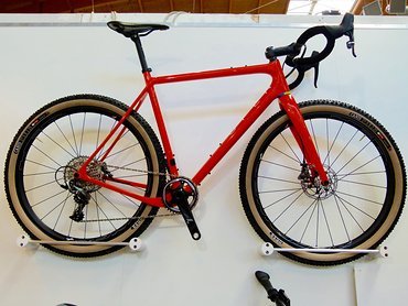 Ein Eurobike Award Gewinner für die Wand? Das Open kann mehr, z.B. drei verschiedene Laufradformate fahren: Rennrad, Cyclocross, Mountainbike. Ein Eurobike Award Gewinner für die Wand? Das Open kann mehr, z.B. drei verschiedene Laufradformate fahren: Rennrad, Cyclocross, Mountainbike.