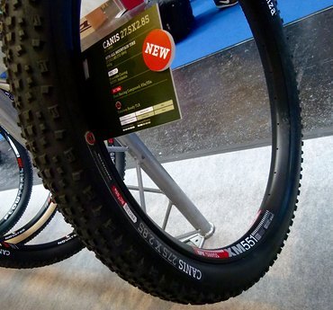 Das ist so new, das es kaum einer mitbekommen hat, der Onza Canis 27,5x2.85 mit unter 840gr. Diesen wird es natürlich auch in einer Skinwall-Variante geben, dann aber mit 900gr. Das ist so new, das es kaum einer mitbekommen hat, der Onza Canis 27,5x2.85 mit unter 840gr. Diesen wird es natürlich auch in einer Skinwall-Variante geben, dann aber mit 900gr.