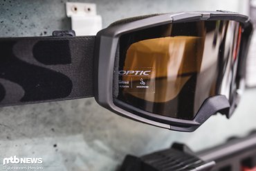 Dazu sind die verschiedensten Gläser erhältlich, um die Goggle den Lichtverhältnissen anpassen zu können Dazu sind die verschiedensten Gläser erhältlich, um die Goggle den Lichtverhältnissen anpassen zu können