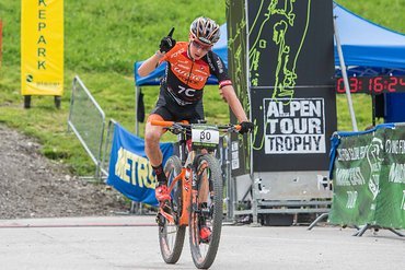 Erst ein unerlaubter Laufradtausch mit einem vermeindlichen Teamkollegen brachte den Italiener Tony Longo in Bedrängnis - letzten Endes konnte er aber seinen dritten Gesamtsieg beim Rennen in Schladming feiern Erst ein unerlaubter Laufradtausch mit einem vermeindlichen Teamkollegen brachte den Italiener Tony Longo in Bedrängnis - letzten Endes konnte er aber seinen dritten Gesamtsieg beim Rennen in Schladming feiern