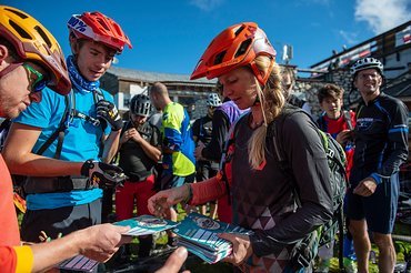 Karen Eller verteilt die Missionspässe persönlich Karen Eller verteilt die Missionspässe persönlich