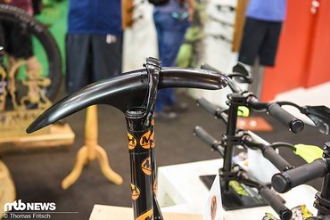 Der nochmals längere Front Race Mudhugger soll selbst bei widrigsten Bedingungen das Gesicht frei von Matsch und Dreck halten. Der nochmals längere Front Race Mudhugger soll selbst bei widrigsten Bedingungen das Gesicht frei von Matsch und Dreck halten.