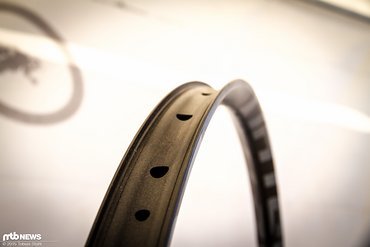 Die Gewichte sollen bei 455 / 515 / 535 g für die 29" Felgen und bei 425, 475 und 490 g bei 27,5" liegen Die Gewichte sollen bei 455 / 515 / 535 g für die 29" Felgen und bei 425, 475 und 490 g bei 27,5" liegen