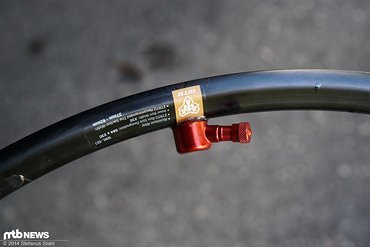 Durch das Ventil wird das Ventil des Schlauchreifen gesteckt Durch das Ventil wird das Ventil des Schlauchreifen gesteckt