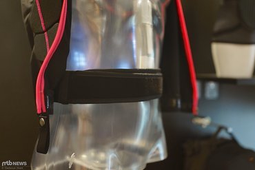 Der Hüftgurt läuft innerhalb der Weste Der Hüftgurt läuft innerhalb der Weste