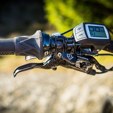 Zwei Bremsen, eine Schaltung, eine Variostützen-Remote: Alles auf einer Seite – hier an seinem neuen E-Bike dargestellt Zwei Bremsen, eine Schaltung, eine Variostützen-Remote: Alles auf einer Seite – hier an seinem neuen E-Bike dargestellt