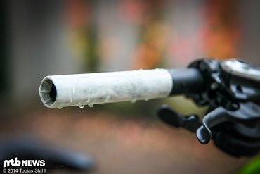 Schritt 4: Glasreiniger hilft dabei, den Link aufschieben zu können. Sobald er verdunstet ist, sitzt der Griff bombenfest Schritt 4: Glasreiniger hilft dabei, den Link aufschieben zu können. Sobald er verdunstet ist, sitzt der Griff bombenfest