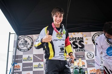 Benedikt ist sichtlich stolz auf seinen ersten Sieg in der European 4Cross Series in dieser Saison Benedikt ist sichtlich stolz auf seinen ersten Sieg in der European 4Cross Series in dieser Saison