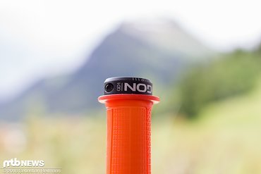 Befestigung mit nur einer Klemme auf der Innenseite des Griffs Befestigung mit nur einer Klemme auf der Innenseite des Griffs