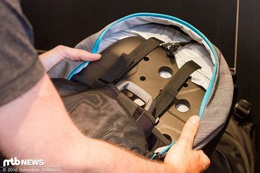 der Rucksack wurde speziell für E-Biker entwickelt - mit mittig platziertem Fach für einen Ersatz-Akku und Sas-Tec Protektor der Rucksack wurde speziell für E-Biker entwickelt - mit mittig platziertem Fach für einen Ersatz-Akku und Sas-Tec Protektor