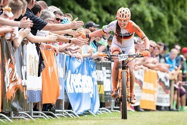 Die deutsche Meisterin lässt sich im Ziel feiern: Platz 3 für Brandau! Die deutsche Meisterin lässt sich im Ziel feiern: Platz 3 für Brandau!