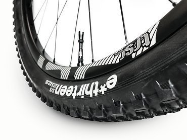 Die Karakasse soll auch beim e*thirteen S/S-Reifen dank Aramid und Apex-Schicht sehr widerstandsfähig sein Die Karakasse soll auch beim e*thirteen S/S-Reifen dank Aramid und Apex-Schicht sehr widerstandsfähig sein