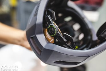 Auch ein Verstellmechanismus zur Anpassung an den Kopfumfang findet sich am neuen Trigger Fullface Auch ein Verstellmechanismus zur Anpassung an den Kopfumfang findet sich am neuen Trigger Fullface