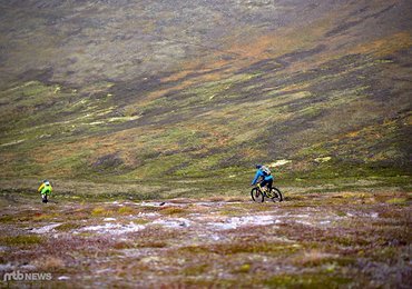 Im Herbst färben sich die Highlands wunderschön und wir Biker fliegen mittendurch.