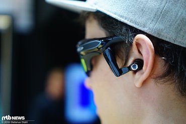 Die In-Ear-Kopfhörer schotten wie üblich ein Stück weit die Außenwelt ab Die In-Ear-Kopfhörer schotten wie üblich ein Stück weit die Außenwelt ab