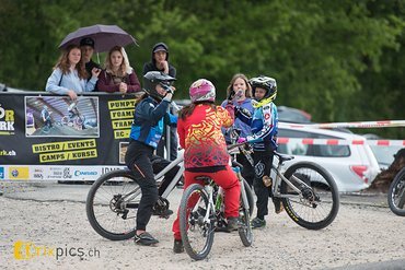 Dieses Bild gibt es in jedem Rennlauf eines 4Cross Rennens zu sehen - das gegenseitige Abklatschen und Gratulieren Dieses Bild gibt es in jedem Rennlauf eines 4Cross Rennens zu sehen - das gegenseitige Abklatschen und Gratulieren