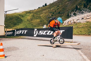 Ein Muss: Mit dem Kinderrad einen kleinen Geschicklichkeitsparcours fahren Ein Muss: Mit dem Kinderrad einen kleinen Geschicklichkeitsparcours fahren