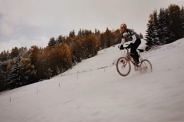 Kleine Kicker im Schnee: Mit Kumpel Freddy macht Martin die ersten Versuche als Bikefotograf