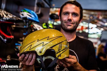 Die Glitzer-Edition wird stolz präsentiert - damit endet unser Beitrag von Bell auf der Eurobike 2014 Die Glitzer-Edition wird stolz präsentiert - damit endet unser Beitrag von Bell auf der Eurobike 2014
