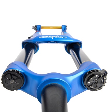 Außerdem gibt es zum Launch der Gabel eine exklusive, streng limitierte blaue Version Außerdem gibt es zum Launch der Gabel eine exklusive, streng limitierte blaue Version