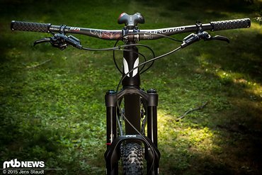 800 mm sorgen für viel Kontrolle, dürften aber für so manche Trails etwas breit ausfallen. Wer weniger möchte kann immer noch die Säge bemühen. 800 mm sorgen für viel Kontrolle, dürften aber für so manche Trails etwas breit ausfallen. Wer weniger möchte kann immer noch die Säge bemühen.