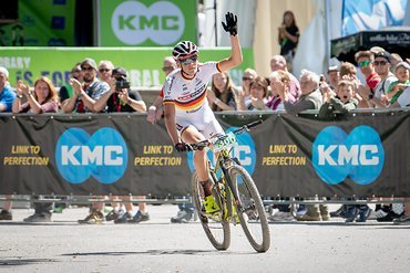 Der Deutsche Meister Maximilian Brandl überquert das Ziel auf Position zwei. Der Deutsche Meister Maximilian Brandl überquert das Ziel auf Position zwei.