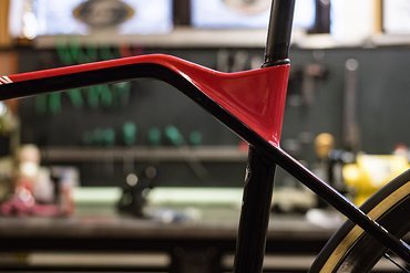 Wie in unserem Test erläutert, lässt sich das Bike durch einen Knick im Oberrohr besser tragen. Wie in unserem Test erläutert, lässt sich das Bike durch einen Knick im Oberrohr besser tragen.
