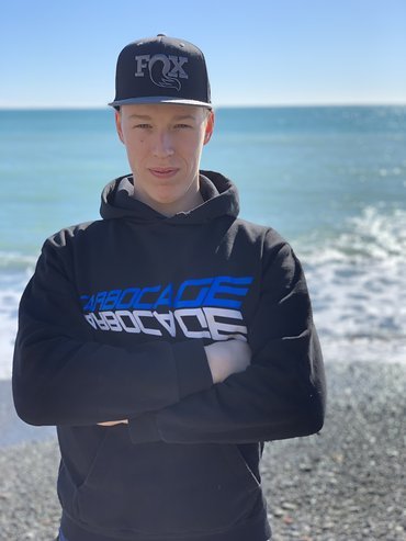 Simon Maurer wechselt nicht nur von den Junioren zur Elite-Klasse sondern auch von den SRAM Young Guns zum Carbocage Factory Racing-Team Simon Maurer wechselt nicht nur von den Junioren zur Elite-Klasse sondern auch von den SRAM Young Guns zum Carbocage Factory Racing-Team