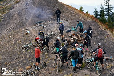 Das Rennen ist insbesondere für die angenehme Atmosphäre und die gut gefüllte Bar am abendlichen Lagerfeuer bekannt Das Rennen ist insbesondere für die angenehme Atmosphäre und die gut gefüllte Bar am abendlichen Lagerfeuer bekannt